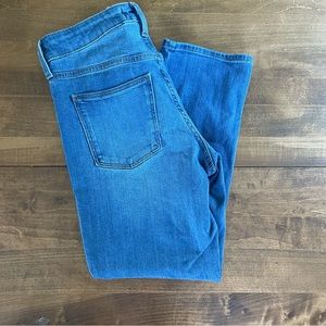 Universal Thread High Rise Slim Straight Size 6/28s